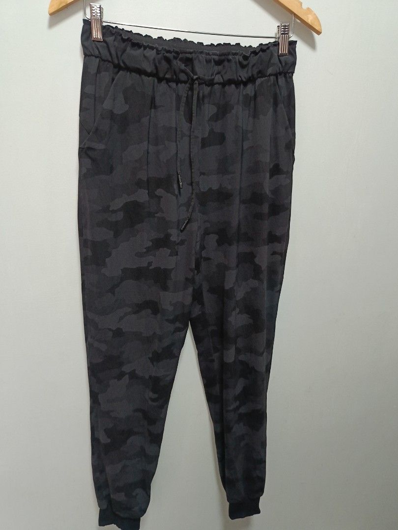Lululemon high rise camo jogger pants dot 6 (Category: Activewear) located in San Jose del Monte. Submitted by qu4litees (Listing ID 1456965282, Image 2). Description: .