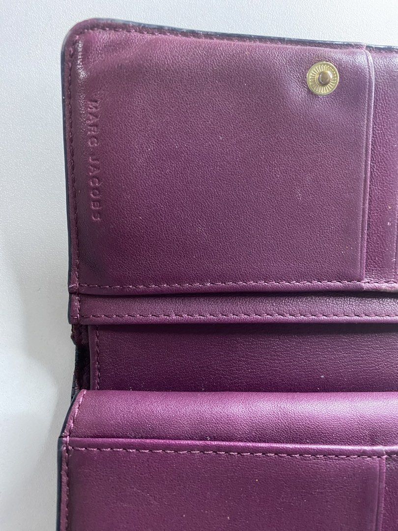 Marc Jacobs bifold wallet (Category: Luxury Bags & Wallets) located in Antipolo. Submitted by orwell53 (Listing ID 1457072617, Image 2). Description: Still in good condition minimal signs of usage Medium size.