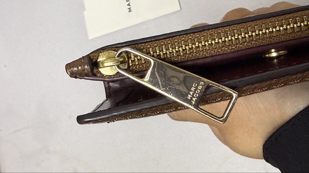 Marc Jacobs Medium Bifold Wallet (Category: Luxury Bags & Wallets) located in San Simon. Submitted by rikkibee (Listing ID 1456970931, Image 3). Description: 💯Authentic With care card No box/ dust bag Delivery time: 7pm onwards Location: Makati Delivery fee shall be shouldered by the buyer..
