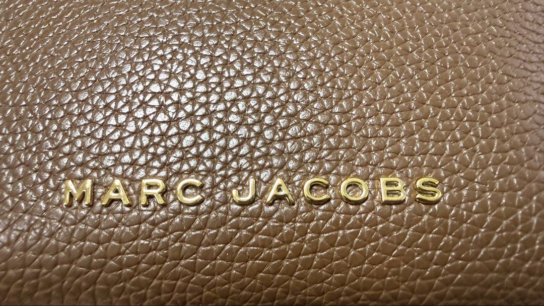 Marc Jacobs Medium Bifold Wallet (Category: Luxury Bags & Wallets) located in San Simon. Submitted by rikkibee (Listing ID 1456970931, Image 2). Description: 💯Authentic With care card No box/ dust bag Delivery time: 7pm onwards Location: Makati Delivery fee shall be shouldered by the buyer..
