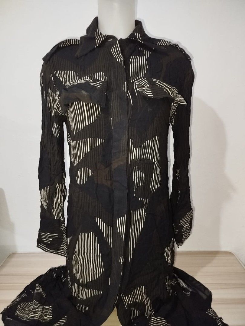 Massimo Dutti Original Shirt Dress (36) (Category: Dresses) located in Manila. Submitted by bdlgy (Listing ID 1457095568, Image 1). Description: - Cool black and white abstract print shirt dress - Long sleeves with button cuffs - Two chest pockets with button flaps - Unique crinkled fabric texture - Perfect for a statement outfit.