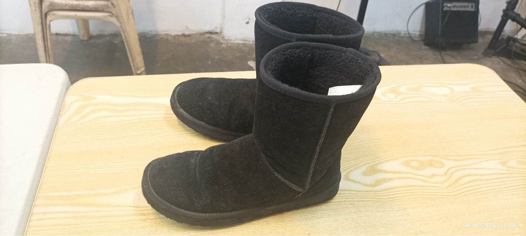 Men’s Boots (Category: Boots) located in Manila. Submitted by crisha14344 (Listing ID 1457009474, Image 1). Description: Style: Men’s Black Casual/Fashion Boots, Soft Fabric/Suede - Like Upper and Rubber Sole.