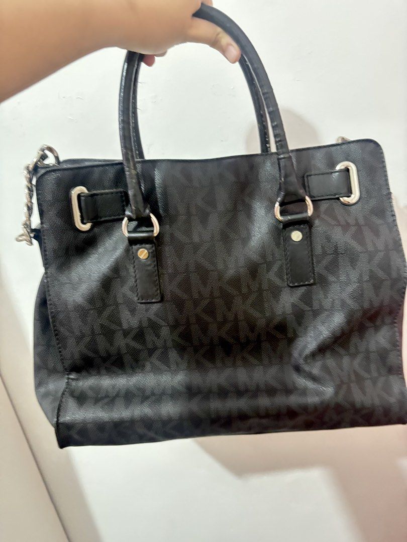 Michael Kors Authentic Large Capacity Black Handbag (Category: Luxury Bags & Wallets) located in Tuguegarao City. Submitted by nyrn.in.her.prime (Listing ID 1457117051, Image 2). Description: - Authentic Michael Kors - Spacious interior - Classic and versatile design.