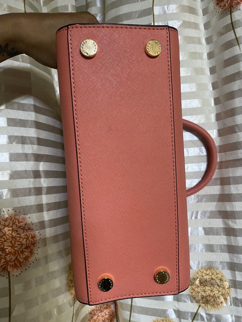 Michael Kors selma medium saffiano leather satchel (Category: Luxury Bags & Wallets) located in Pasig City. Submitted by terrencec34805 (Listing ID 1457074658, Image 3). Description: - Michael Kors selma medium saffiano leather satchel In very good condition there some issues see pics for reference .