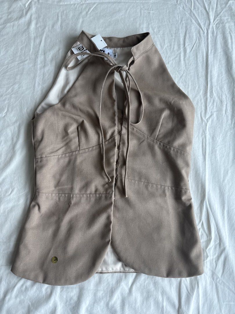 Miu the Label Sol Top Brand New (Category: Sleeveless) located in Taguig. Submitted by celaenaaa (Listing ID 1457123667, Image 1). Description: Miu the Label Sol Top Light Brown Color Brand New Size small No issues, with tag! RFS: Too small on me 🥲 Loc: Legaspi, Makati Tags: zara carino cariño araw the line phia the label isa the label.