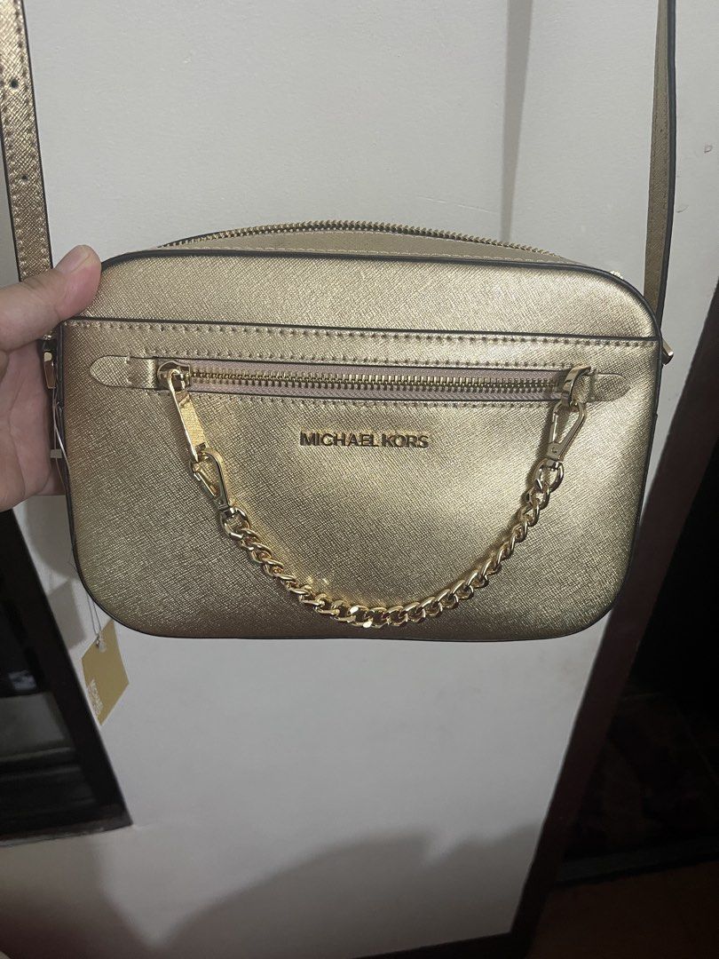 Michael Kors jet set crossbody pale gold (Category: Cross-body Bags) located in Manila. Submitted by dsanjuansdeclutter2 (Listing ID 1457081775, Image 1). Description: .