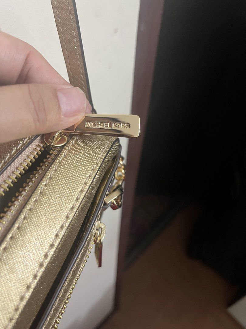 Michael Kors jet set crossbody pale gold (Category: Cross-body Bags) located in Manila. Submitted by dsanjuansdeclutter2 (Listing ID 1457081775, Image 3). Description: .