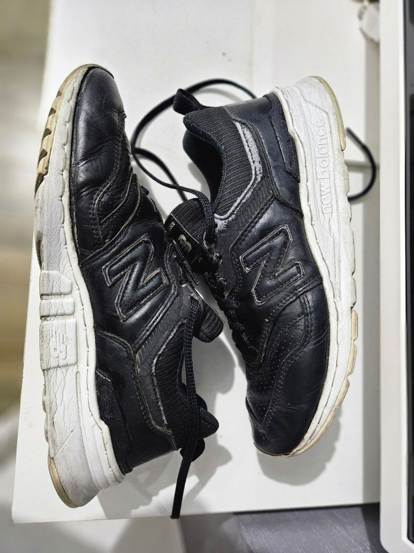 OG New Balance 997H in all-black leather (Style Code: CM997HDX) (Category: Casual Shoes) located in Pasay City. Submitted by pass.it.on.ph (Listing ID 1457129456, Image 2). Description: Model: New Balance 997H ​Style Code: CM997HDX (Manufacturing Date: 08/2019) ​Size: US 7 / UK 6.5 / EU 40 / 25 CM ​Materials: Black leather upper with synthetic overlays and GVA lightweight midsole. Soles are already stitched | best for rainy day ------ ​Visible St