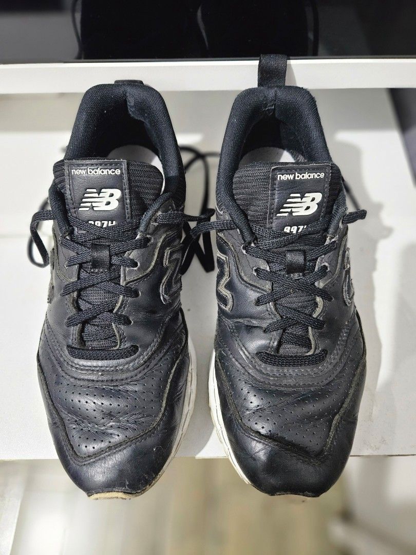 OG New Balance 997H in all-black leather (Style Code: CM997HDX) (Category: Casual Shoes) located in Pasay City. Submitted by pass.it.on.ph (Listing ID 1457129456, Image 1). Description: Model: New Balance 997H ​Style Code: CM997HDX (Manufacturing Date: 08/2019) ​Size: US 7 / UK 6.5 / EU 40 / 25 CM ​Materials: Black leather upper with synthetic overlays and GVA lightweight midsole. Soles are already stitched | best for rainy day ------ ​Visible St