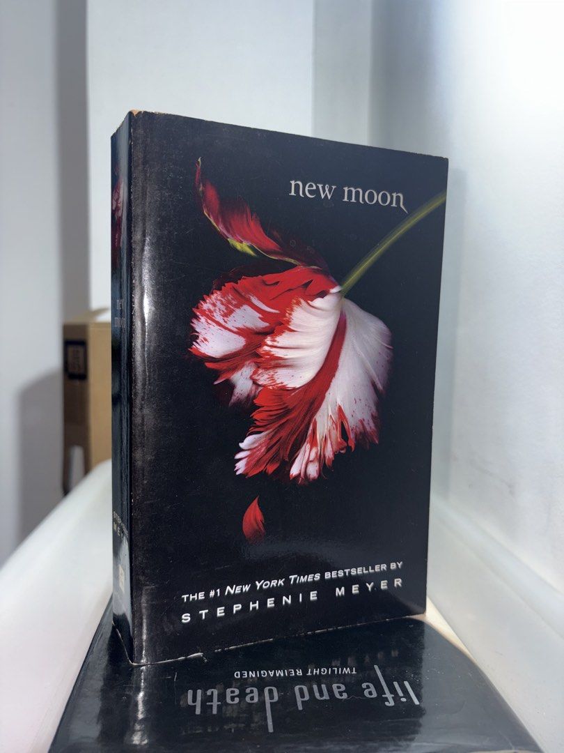 New Moon by Stephenie Meyer (Category: Storybooks) located in Mandaluyong City. Submitted by itsnikaning (Listing ID 1456961674, Image 1). Description: .