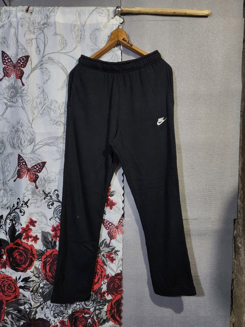 Nike Black Clubfleece Sweatpants (Category: Activewear) located in Catarman. Submitted by ren_yoo (Listing ID 1457048068, Image 2). Description: S on Tag 26 - 36 Free waist 39 - Length 7 - Leghole Verygood Condition Color 9/1 Issue : Bleach stain/minimal sign of usage.