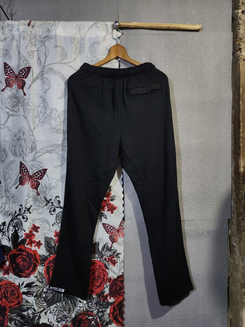 Nike Black Clubfleece Sweatpants (Category: Activewear) located in Catarman. Submitted by ren_yoo (Listing ID 1457048068, Image 3). Description: S on Tag 26 - 36 Free waist 39 - Length 7 - Leghole Verygood Condition Color 9/1 Issue : Bleach stain/minimal sign of usage.