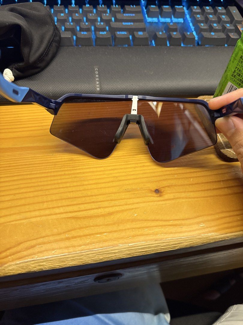 Oakley 太陽眼鏡 （分類：眼鏡）位於 Hong Kong。 由 wongzed 提交（商品編號 1457107957，圖片 3）。簡介： 只用過一次 因為面形不合適 所以想換一個新 產品狀態良好 沒有花痕 可議價 呢副 Oakley 太陽眼鏡係半框設計，鏡片係藍色帶有彩虹反光。鏡架係深藍色，有埋 Oakley 標誌。適合做運動或者日常配搭。。