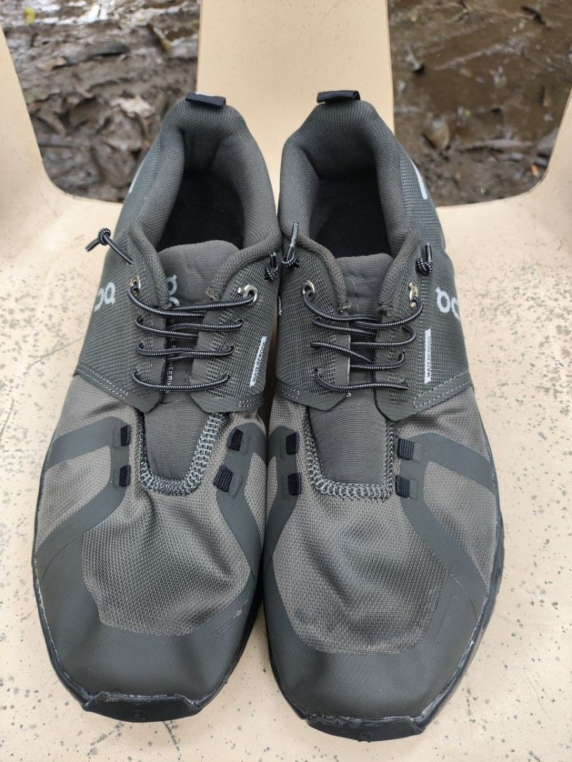On cloud 6 tripple black (Category: Sneakers) located in Manila. Submitted by renzouu (Listing ID 1457038323, Image 2). Description: issue lost insole the rest all goods na bagong bago pa. size US 9.5 EURO 43.