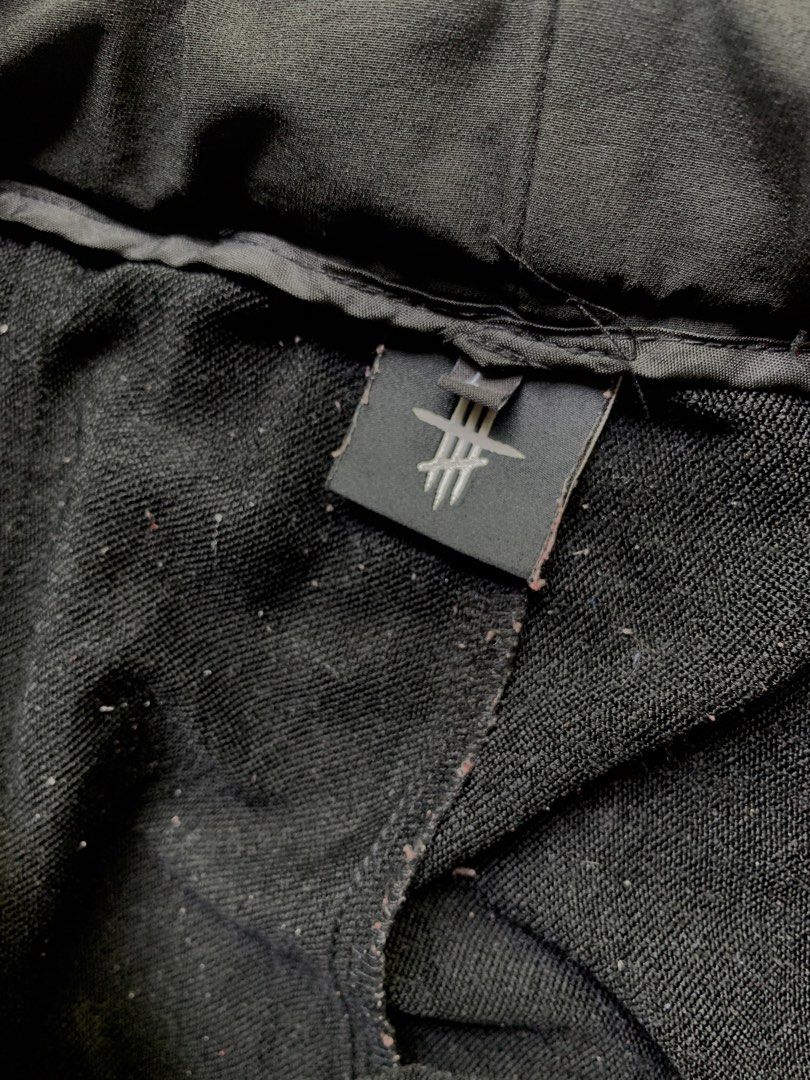 Outdoor/Utility Shorts (Category: Shorts) located in Mexico. Submitted by rabbit.hole_thrift (Listing ID 1456959583, Image 2). Description: AOGZ Utility Long Shorts 32-38 Waist ( Depends upon the buckle ) 31 Length 15.5 Hem need restitch on side pocket ( small portion ) has a small scratch on waist pocket part ( barely noticable ) still in good condi .