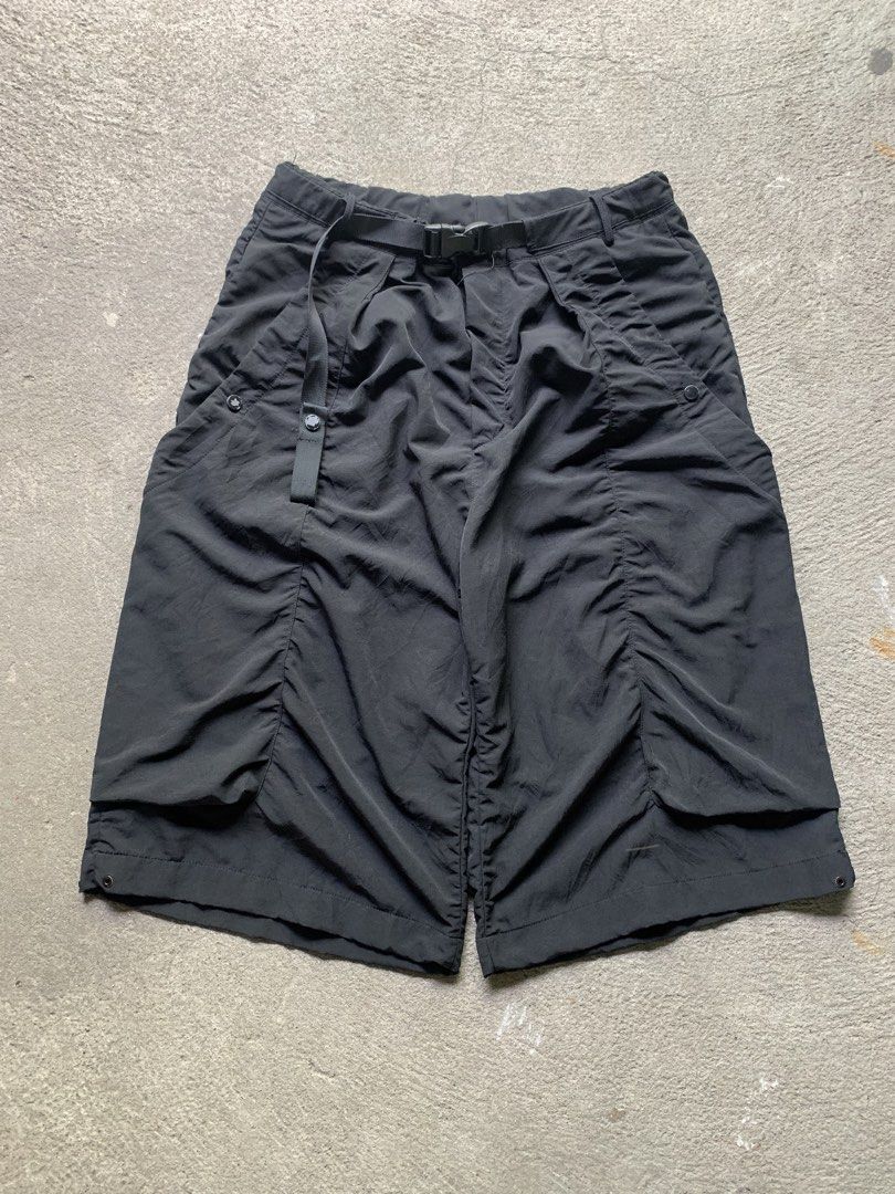 Outdoor/Utility Shorts (Category: Shorts) located in Mexico. Submitted by rabbit.hole_thrift (Listing ID 1456959583, Image 1). Description: AOGZ Utility Long Shorts 32-38 Waist ( Depends upon the buckle ) 31 Length 15.5 Hem need restitch on side pocket ( small portion ) has a small scratch on waist pocket part ( barely noticable ) still in good condi .