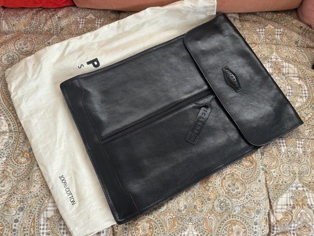 Picard Document Leather Pouch Folder Tablet Laptop Case (Category: Luxury Bags & Wallets) located in Quezon City. Submitted by dannikkishoppe2 (Listing ID 1456972770, Image 2). Description: Picard Document Leather Pouch Folder Tablet Laptop Case ‼️₱3800‼️ *genuine leather *made in Germany *brand new with dust bag W12in x D3.5in x H16in.