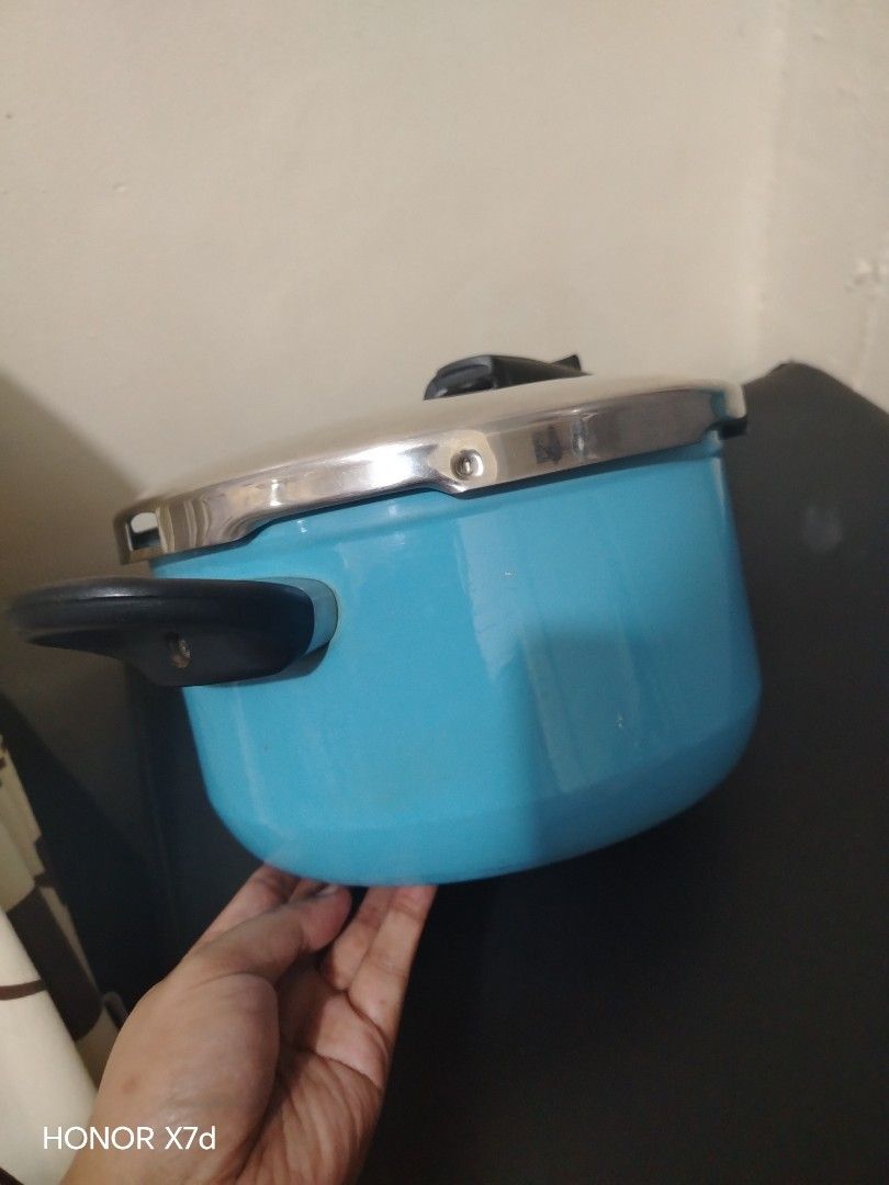 Pressure cooker Germany cookware (Category: Cookware & Accessories) located in Baguio. Submitted by noona_faith (Listing ID 1457076602, Image 3). Description: SILIT SICOMATIC SILARGAN 4.5L OG, Authentic Germany cookware Sourced from Korean surplus Rare finds lahat intact pati rubber OG, at very good condition , not brittle po ISSUE: Sign of usage only, minimal scratch pero Walang tuklap or dents sa loob. Sa labas Naman konting scratch but still p