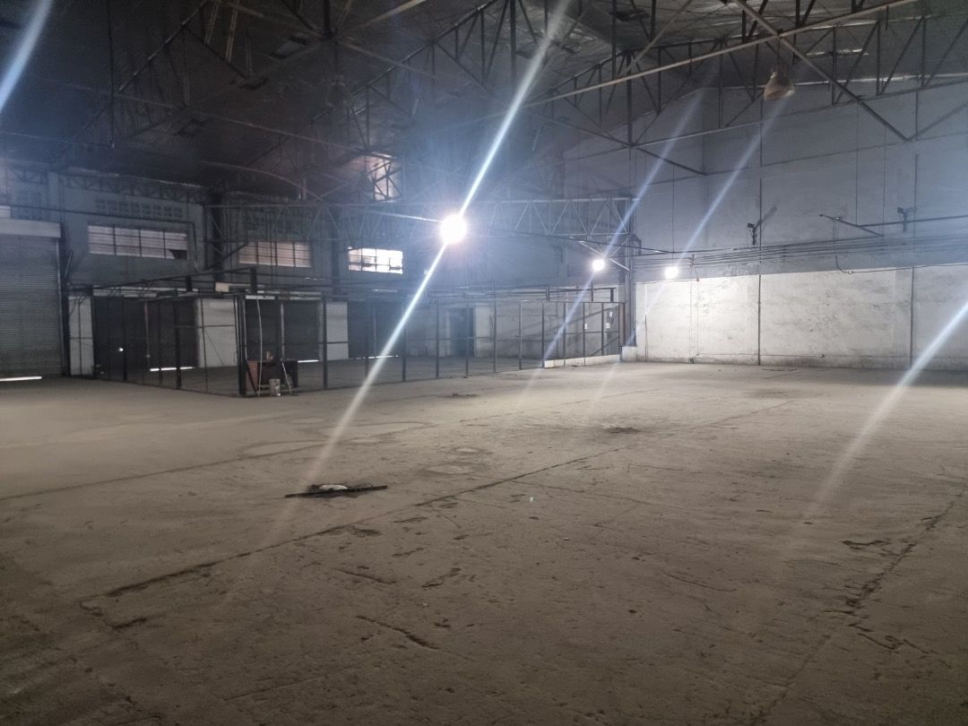 PRIME PARAÑAQUE WAREHOUSE – PERFECT FOR PICKLEBALL! (Category: Commercial) located in Quezon City. Submitted by zobelle88properties (Listing ID 1456971237, Image 3). Description: 🐲 For Lease Warehouse Paranaque Km. 16.2 West Service, Road, Bicutan 🪴FA 1,739 sqm 💰 Rental Rate: 390/sqm + Vat negotiable 📌Terms : 3mos deposit + 3mos advance 📌 Height Ceiling 📌 Office space 📌 Ceiling clearance 10m ✨Approximately 10-12 parking slots For inquiries