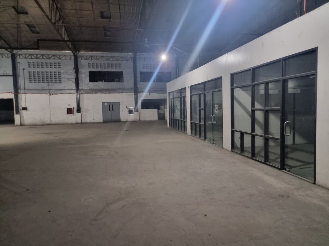 PRIME PARAÑAQUE WAREHOUSE – PERFECT FOR PICKLEBALL! (Category: Commercial) located in Quezon City. Submitted by zobelle88properties (Listing ID 1456971237, Image 2). Description: 🐲 For Lease Warehouse Paranaque Km. 16.2 West Service, Road, Bicutan 🪴FA 1,739 sqm 💰 Rental Rate: 390/sqm + Vat negotiable 📌Terms : 3mos deposit + 3mos advance 📌 Height Ceiling 📌 Office space 📌 Ceiling clearance 10m ✨Approximately 10-12 parking slots For inquiries