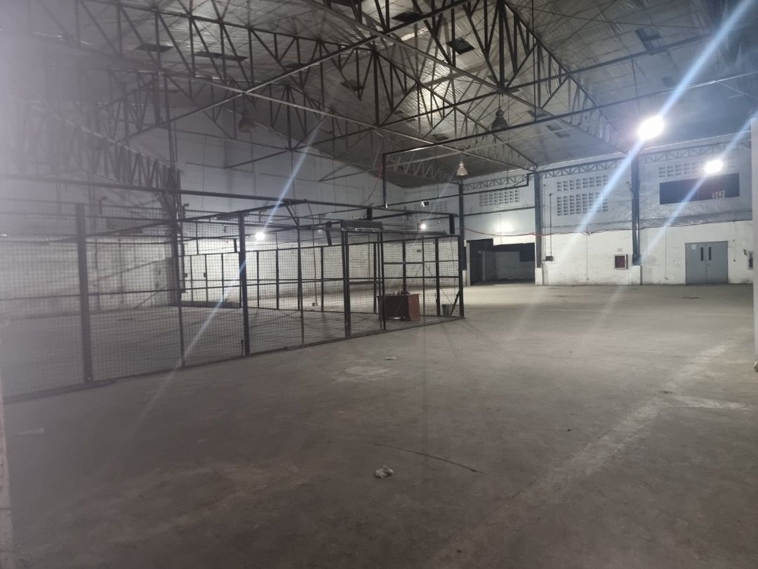 PRIME PARAÑAQUE WAREHOUSE – PERFECT FOR PICKLEBALL! (Category: Commercial) located in Quezon City. Submitted by zobelle88properties (Listing ID 1456971237, Image 1). Description: 🐲 For Lease Warehouse Paranaque Km. 16.2 West Service, Road, Bicutan 🪴FA 1,739 sqm 💰 Rental Rate: 390/sqm + Vat negotiable 📌Terms : 3mos deposit + 3mos advance 📌 Height Ceiling 📌 Office space 📌 Ceiling clearance 10m ✨Approximately 10-12 parking slots For inquiries