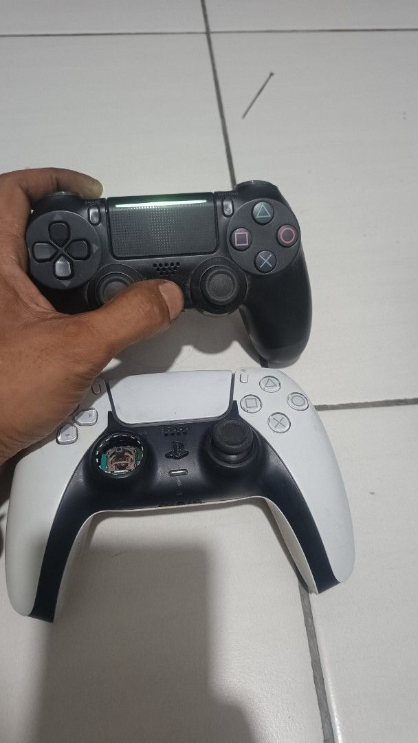 ps4 & ps5 controller (Category: Controllers) located in Kuala Lumpur. Submitted by zakeymanha71133 (Listing ID 1457094068, Image 1). Description: ps4 dan ps5 controller...item mcm dlm gambar....plus rm10 for postage.