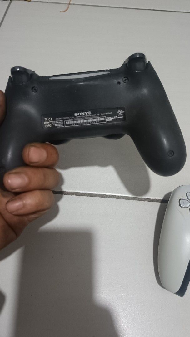 ps4 & ps5 controller (Category: Controllers) located in Kuala Lumpur. Submitted by zakeymanha71133 (Listing ID 1457094068, Image 3). Description: ps4 dan ps5 controller...item mcm dlm gambar....plus rm10 for postage.