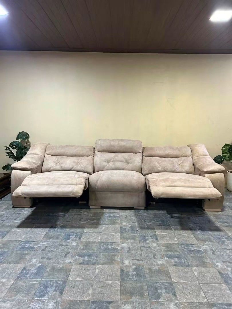 Recliner (Category: Sofas) located in Meycauayan. Submitted by marygracecasimiro (Listing ID 1457006181, Image 3). Description: Imported Big n Bulky Gamuza Genuine Leather Adjustable Reclining Sofa from Italy P45k lang mga suki 119x65x40in Super Ganda Deep Clean n Sanitized Gamuza/Genuine Leather Automatic Reclining Sofa Pwede sa Maselan No sag No lubog Makapal ang Foam Heavy duty No issue Minor scratch/ dust From Italy♥️♥️ #recliningsofa #automa