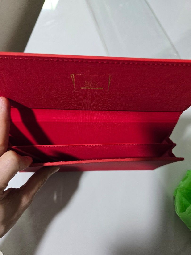 Red purse. Solid material. (Category: Purses & Pouches) located in Singapore. Submitted by whiteybear (Listing ID 1457071567, Image 2). Description: as per picture..by postage only. please pay with caroupay for postage before this thursday. thanks..