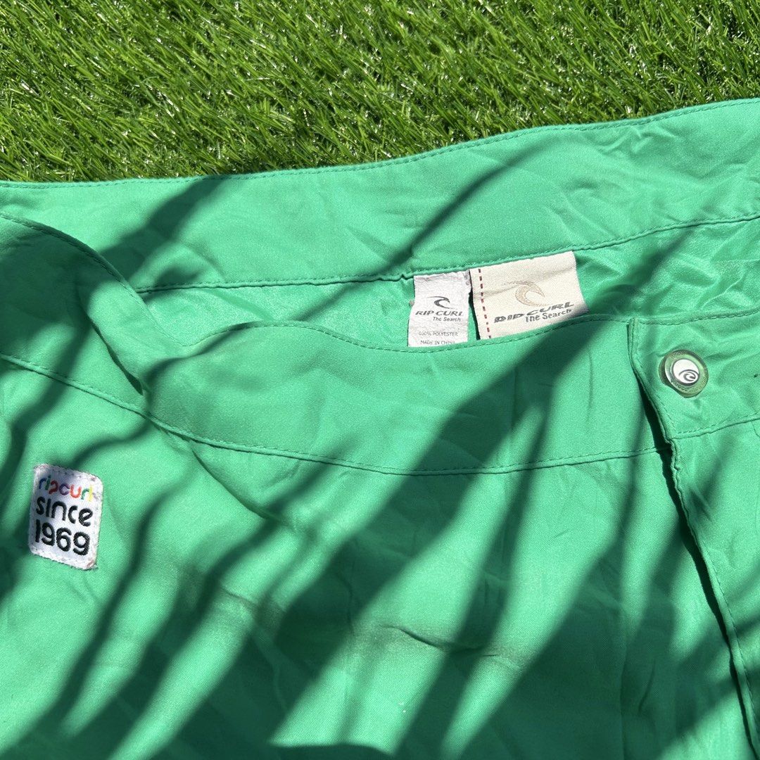 Rip Curl Green Board Shorts Since 1969 (Category: Shorts) located in Talisay. Submitted by sdnyrosee (Listing ID 1457000596, Image 3). Description: - Green Rip Curl board shorts - "Rip Curl" graphic on the side - "Rip Curl since 1969" patch on front left - Elastic waistband with drawstring - Side slit leg openings - Minor marks on the front - Ideal for beach or pool activities Vintage Rip Curl Bright Green Boardshorts 💚 Issue is murag burnt ang 