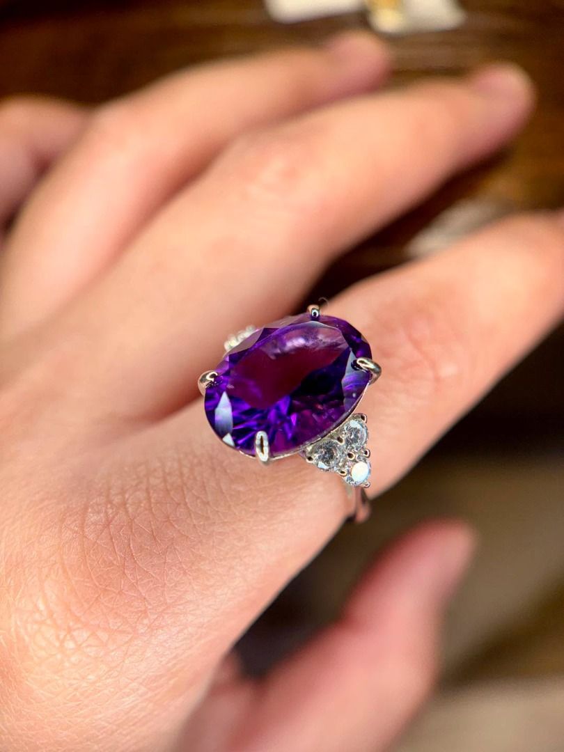 S6 NATURAL AMETHYST STATEMENT RING (Category: Rings) located in Baguio. Submitted by asna_taku (Listing ID 1457056531, Image 2). Description: 💜 NATURAL AMETHYST STATEMENT RING 💜 That deep, royal purple is such an eye-catcher. ✨ Featuring a generously sized natural oval-cut amethyst accented with sparkling stones on the sides for an elegant, feminine finish. 💜 Natural Amethyst ✨ Rich violet-purple color 💎 Sparkling side accents 💍 Size 6 🆕 Ne
