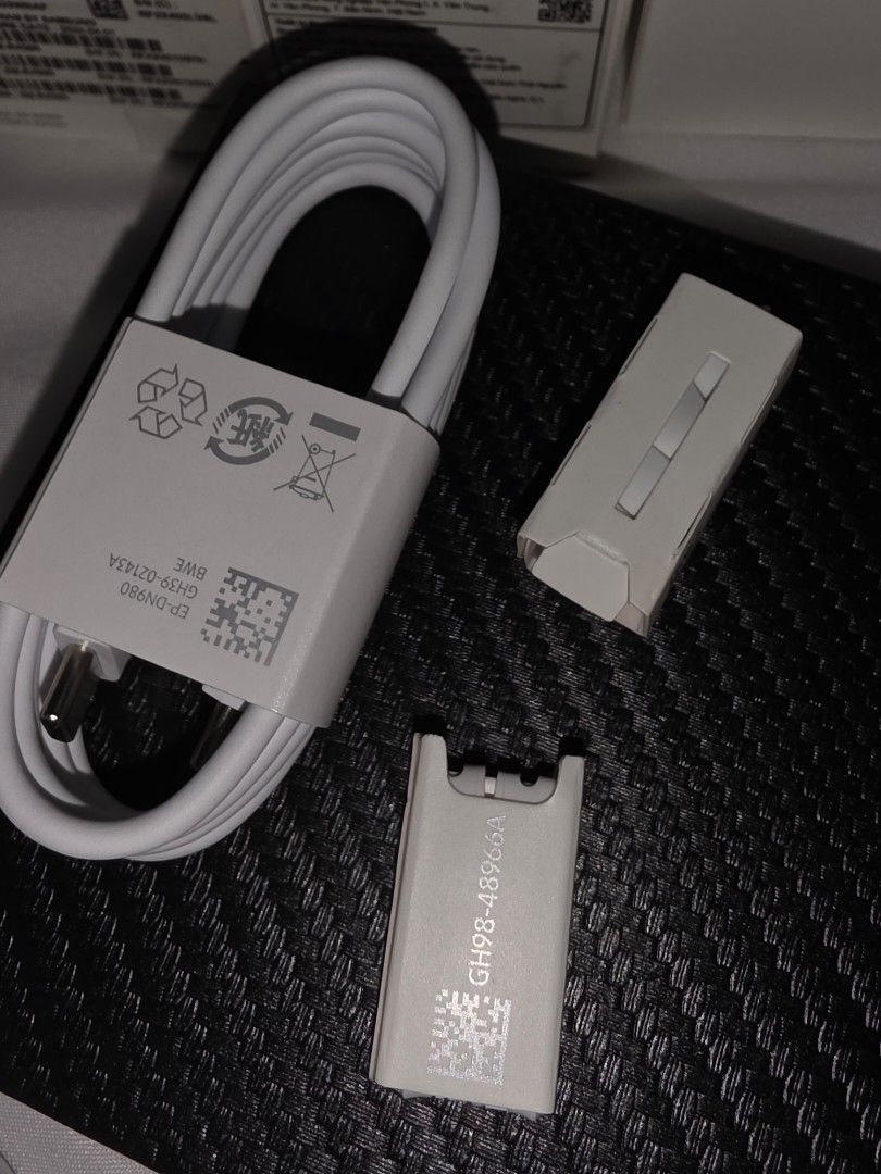 Samsung Galaxy Buds FE accessories only (Category: Chargers & Cables) located in Caloocan City. Submitted by mluck (Listing ID 1456961312, Image 2). Description: - Samsung Galaxy Buds FE charging cable + "ear rubber".