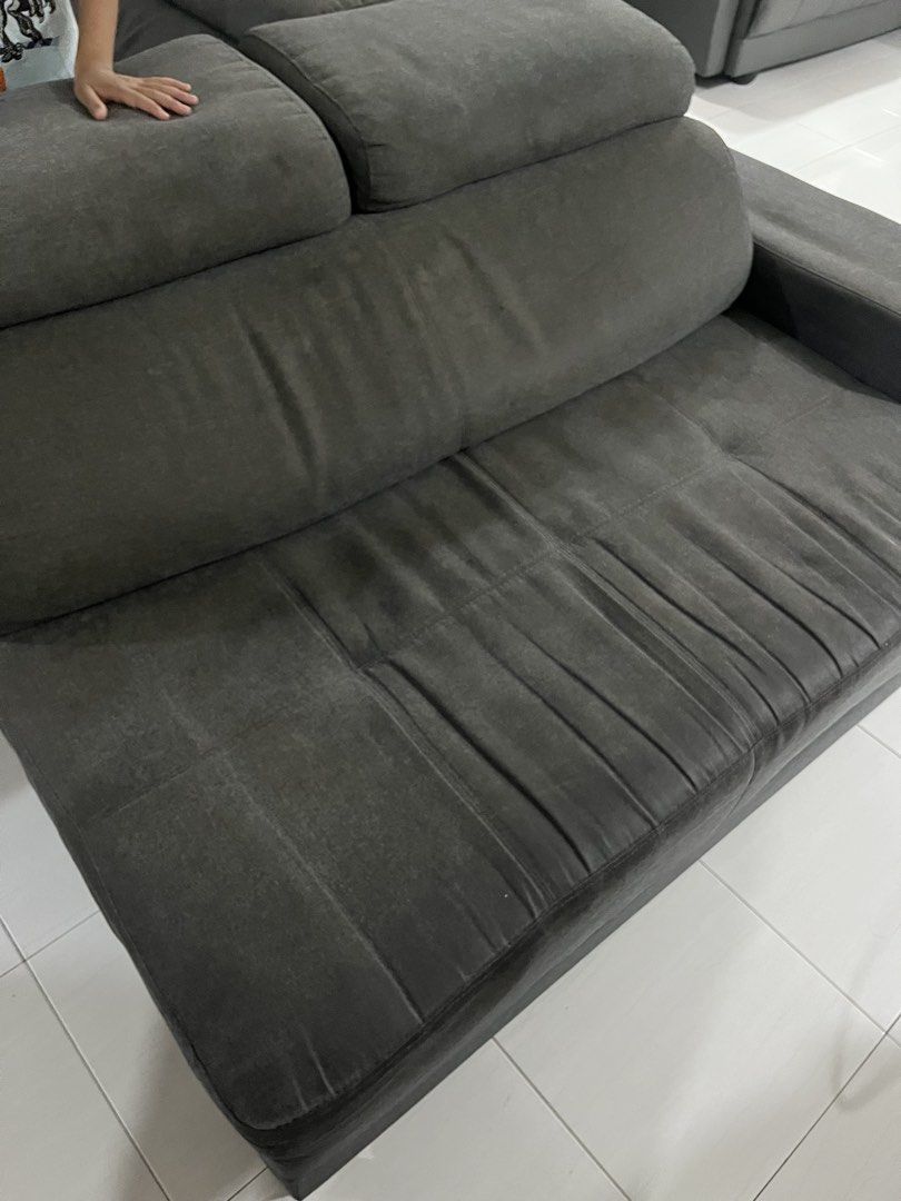 Sofa L Shape (Category: Sofas) located in Ampang. Submitted by wyhwz2002-38030 (Listing ID 1456974316, Image 2). Description: - L-shaped sofa in a versatile grey fabric. - Comfortable seating for multiple people. - Modern design suitable for most living spaces. - Heavily used - Pickup Sendiri di rumah (Ampang) - Tiada koyak cuma ada kotor sikit sahaja.