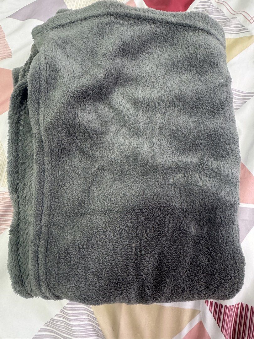 Soft Grey Fleece Blanket (Category: Bedding & Towels) located in Manila. Submitted by decluterthings888 (Listing ID 1457043268, Image 1). Description: - Super soft and cozy grey fleece blanket - Perfect for snuggling on the couch or adding warmth to your bed - Generously sized for maximum comfort - Easy to care for and machine washable - Ideal for chilly evenings.