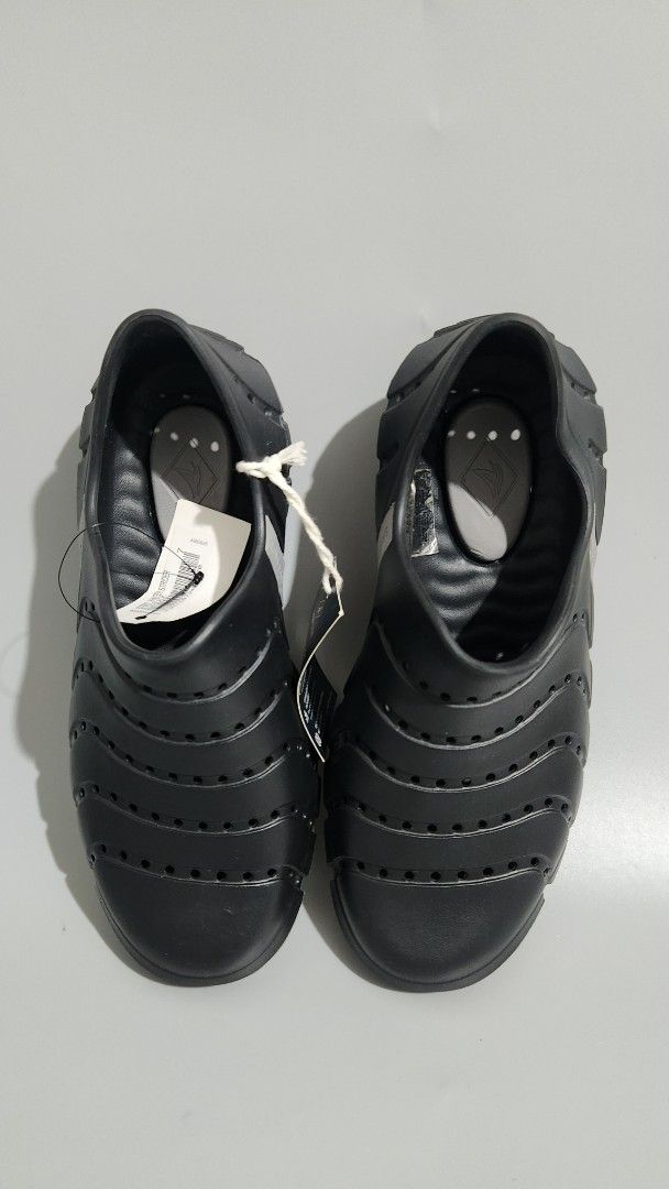 SPERRY |WATER STRIDER SANDAL Black M6W7 (Category: Sneakers) located in Baguio. Submitted by ysaaabiz (Listing ID 1457082358, Image 2). Description: Womens Water Strider Sandal — still with tag — color : Black — size : M6 W7 **Sizing tip: Recommend sizing a half to whole size down!** — stored item, may have some dust from storage, but can be cleaned rfs: wrong size (needs to size down) mop : gcash mod : direct jnt (c/o buyer).