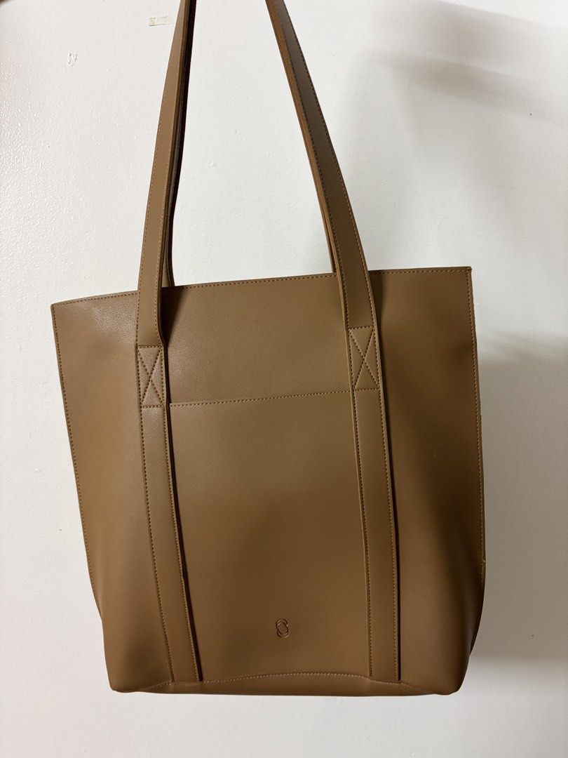 Straightforward Vegan Leather bag DVL Eloa Bisque (Category: Tote Bags) located in Dasmarinas. Submitted by mymimisells (Listing ID 1457097534, Image 1). Description: What are its features? Exterior - Zip Closure - Front Slip Pocket - Back Slip Pocket Interior - Inner Slip Pocket.