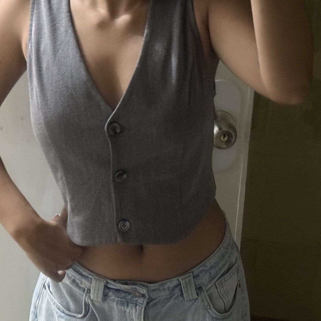 Subdued Vest Top (Category: Shirts) located in Davao. Submitted by aug_amari (Listing ID 1457092749, Image 2). Description: size extra small to small.