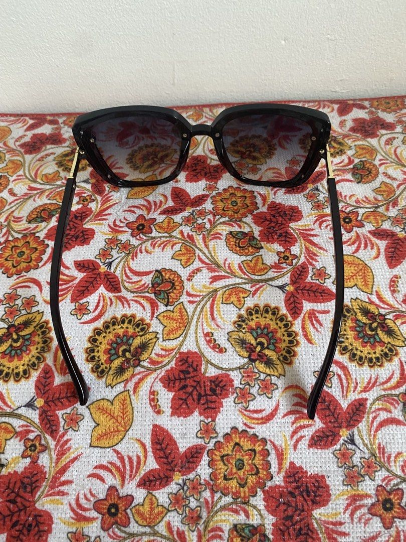 Tahari Black Cat-Eye Sunglasses (Category: Sunglasses & Eyewear) located in Makati City. Submitted by secondhand.bayonets (Listing ID 1456968888, Image 3). Description: - Brand: Tahari - Style: Black Cat-Eye Sunglasses - Lens Type: Gradient Lenses - Features: Gold accents on temples - Benefits: Stylish for everyday wear, offers good sun protection - Condition: Ready for a new owner.