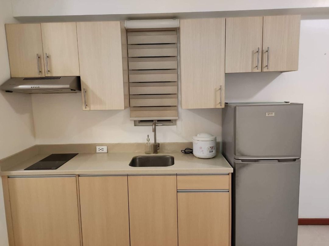 The Columns Legazpi Village (Category: Apartments & Condos) located in Makati City. Submitted by joel.vill06 (Listing ID 1456973586, Image 3). Description: 1 year minimum contract Studio Unit Includes brand new 2.0hp inverter aircon, inverter front load washing machine, mattress and bedframe, refrigerator, dual water heater, wardrobe and kitchen cabinets. Built-in induction stove. Upgraded kitchen counter top. Number of max occupants: 2 Amenities