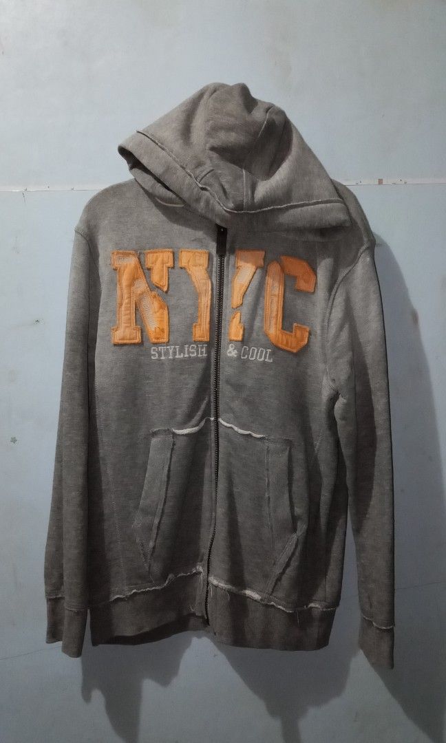 tom tailor jacket hoodie (Category: Coats, Jackets and Outerwear) located in Baguio. Submitted by kiana.bear (Listing ID 1457131236, Image 1). Description: no damage good as new.