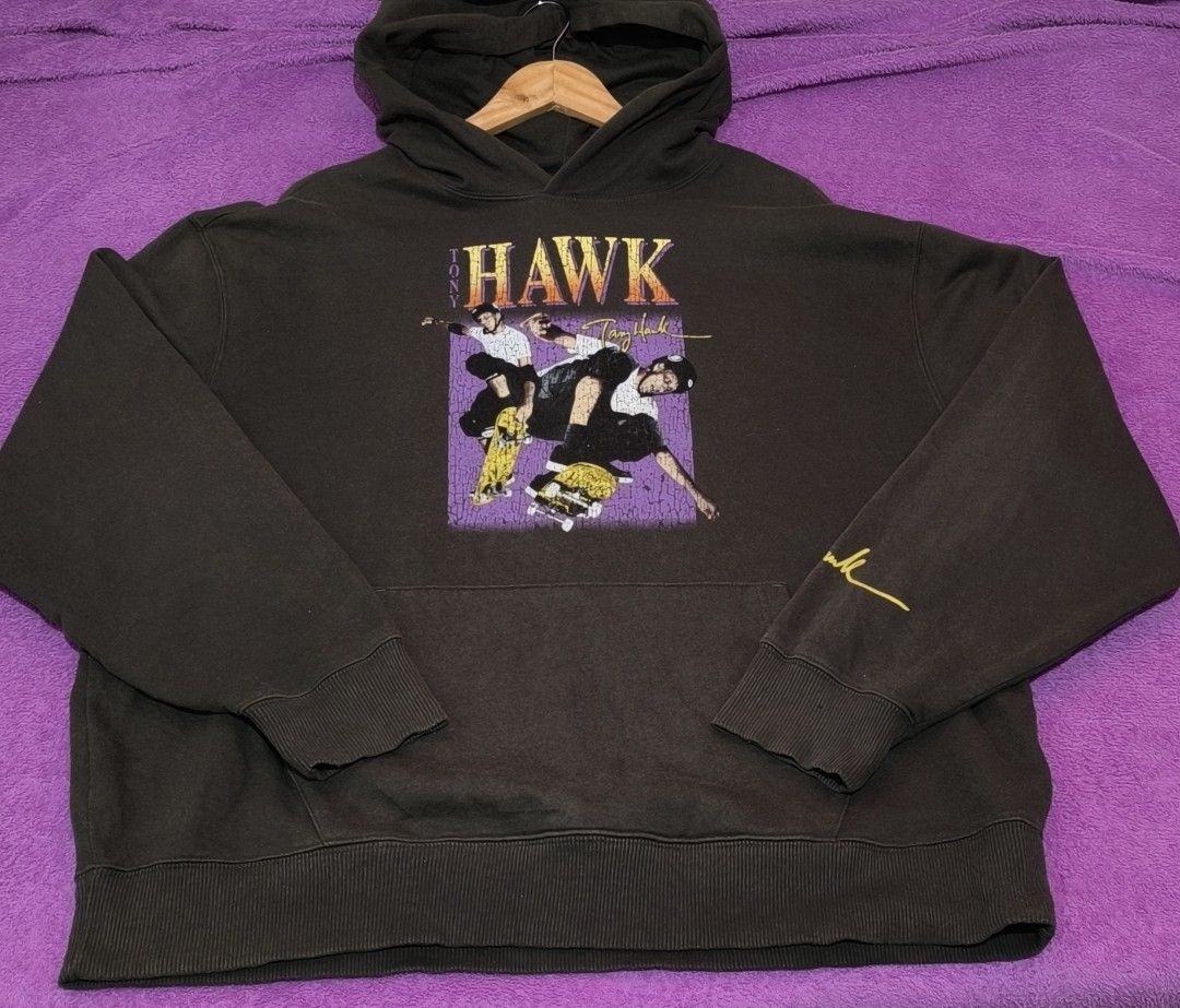 TONY HAWK SKATE HOODIE (Category: Hoodies) located in Dumaguete. Submitted by nostaldripph (Listing ID 1456969485, Image 1). Description: TONY HAWK OFFICIAL HARDTAG XL ON TAG 27*27.5 NO FLAWS (CRACK GRAPHIC DESIGN ONLY).