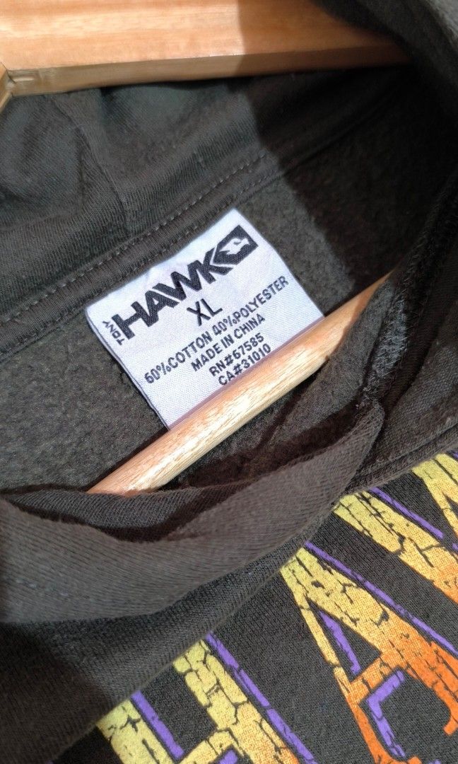 TONY HAWK SKATE HOODIE (Category: Hoodies) located in Dumaguete. Submitted by nostaldripph (Listing ID 1456969485, Image 3). Description: TONY HAWK OFFICIAL HARDTAG XL ON TAG 27*27.5 NO FLAWS (CRACK GRAPHIC DESIGN ONLY).