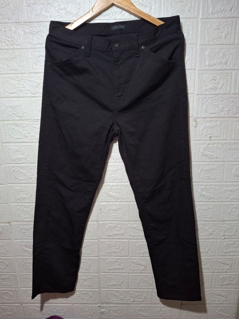 Uniqlo Jeans Black Pants for Men (Category: Jeans) located in Angeles City. Submitted by livemountain.e2ae07 (Listing ID 1456964003, Image 1). Description: - Uniqlo Black Jeans - Straight Leg Fit - Size 32 (81.5cm) - W16 L39 HEM 7 - Made in Vietnam - Material: 72% Cotton, 26% Polyester, 2% Polyurethane - Ideal for casual wear.