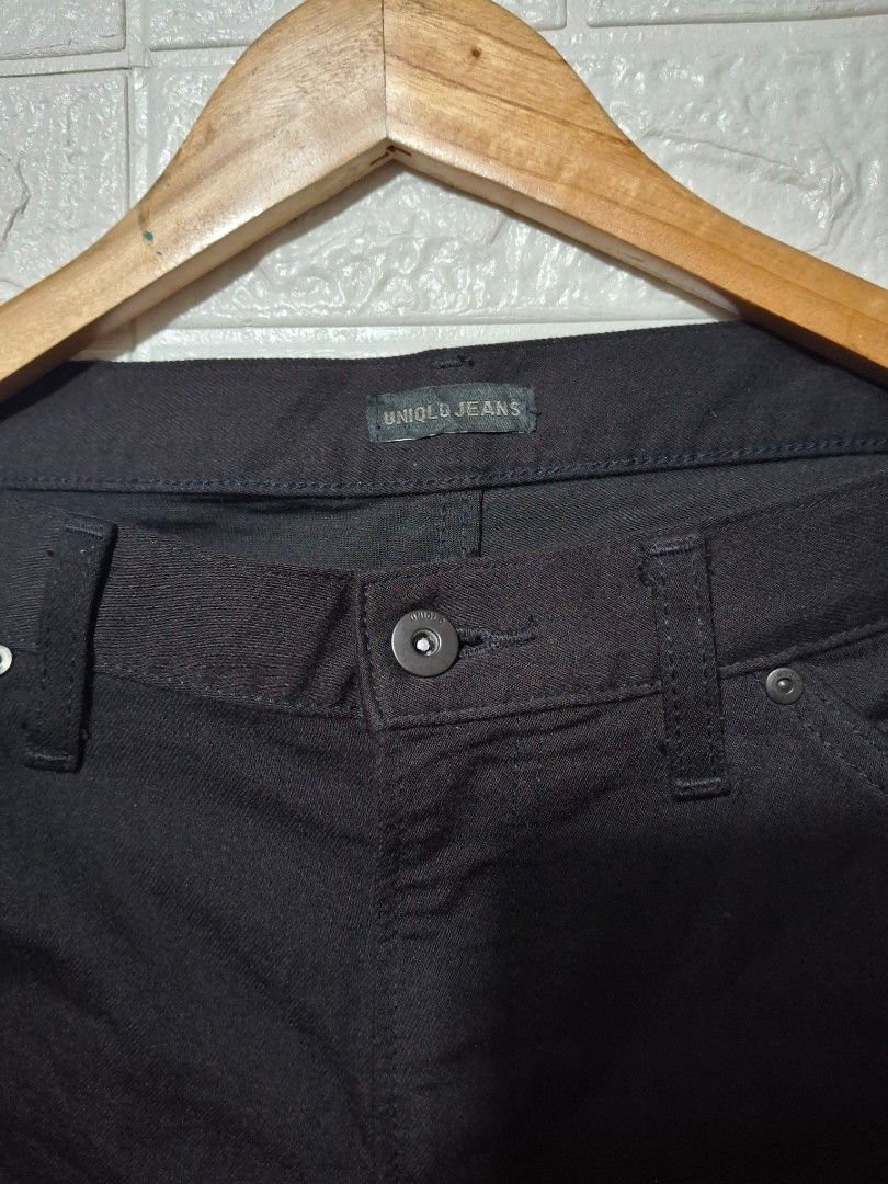 Uniqlo Jeans Black Pants for Men (Category: Jeans) located in Angeles City. Submitted by livemountain.e2ae07 (Listing ID 1456964003, Image 2). Description: - Uniqlo Black Jeans - Straight Leg Fit - Size 32 (81.5cm) - W16 L39 HEM 7 - Made in Vietnam - Material: 72% Cotton, 26% Polyester, 2% Polyurethane - Ideal for casual wear.