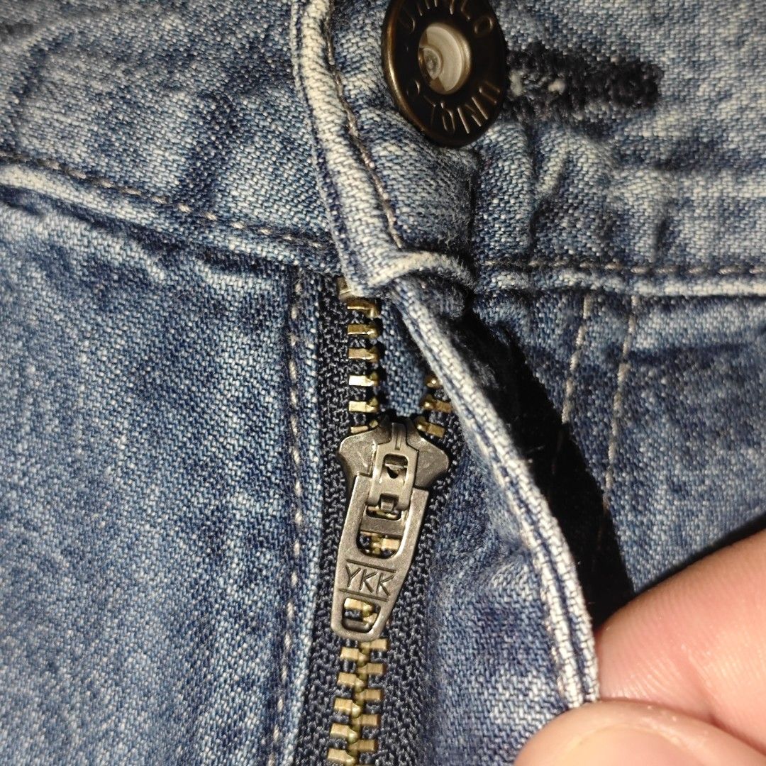 UNIQLO Wide Taper Jeans (Category: Jeans) located in Tanay. Submitted by polothriftedit (Listing ID 1457076698, Image 3). Description: Issue: see last pic, needs wash only Still in excellent condition No major flaws YKK zipper No loose stitches, no distressing dimes: waist: 34" on tag (36" sa medida) total length: 42.5" inseam: 30" thigh: 14" hem: 8.25".