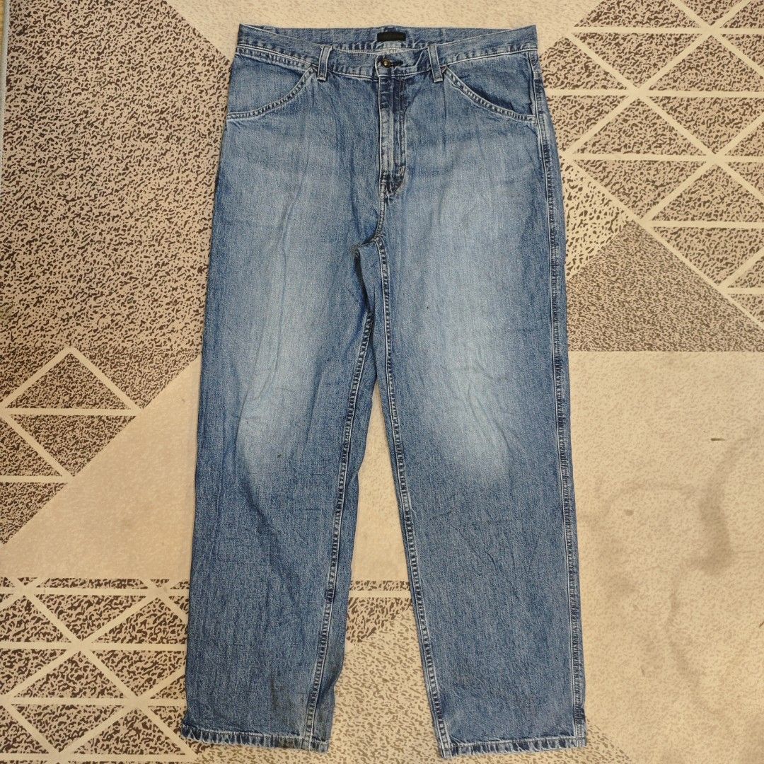 UNIQLO Wide Taper Jeans (Category: Jeans) located in Tanay. Submitted by polothriftedit (Listing ID 1457076698, Image 1). Description: Issue: see last pic, needs wash only Still in excellent condition No major flaws YKK zipper No loose stitches, no distressing dimes: waist: 34" on tag (36" sa medida) total length: 42.5" inseam: 30" thigh: 14" hem: 8.25".