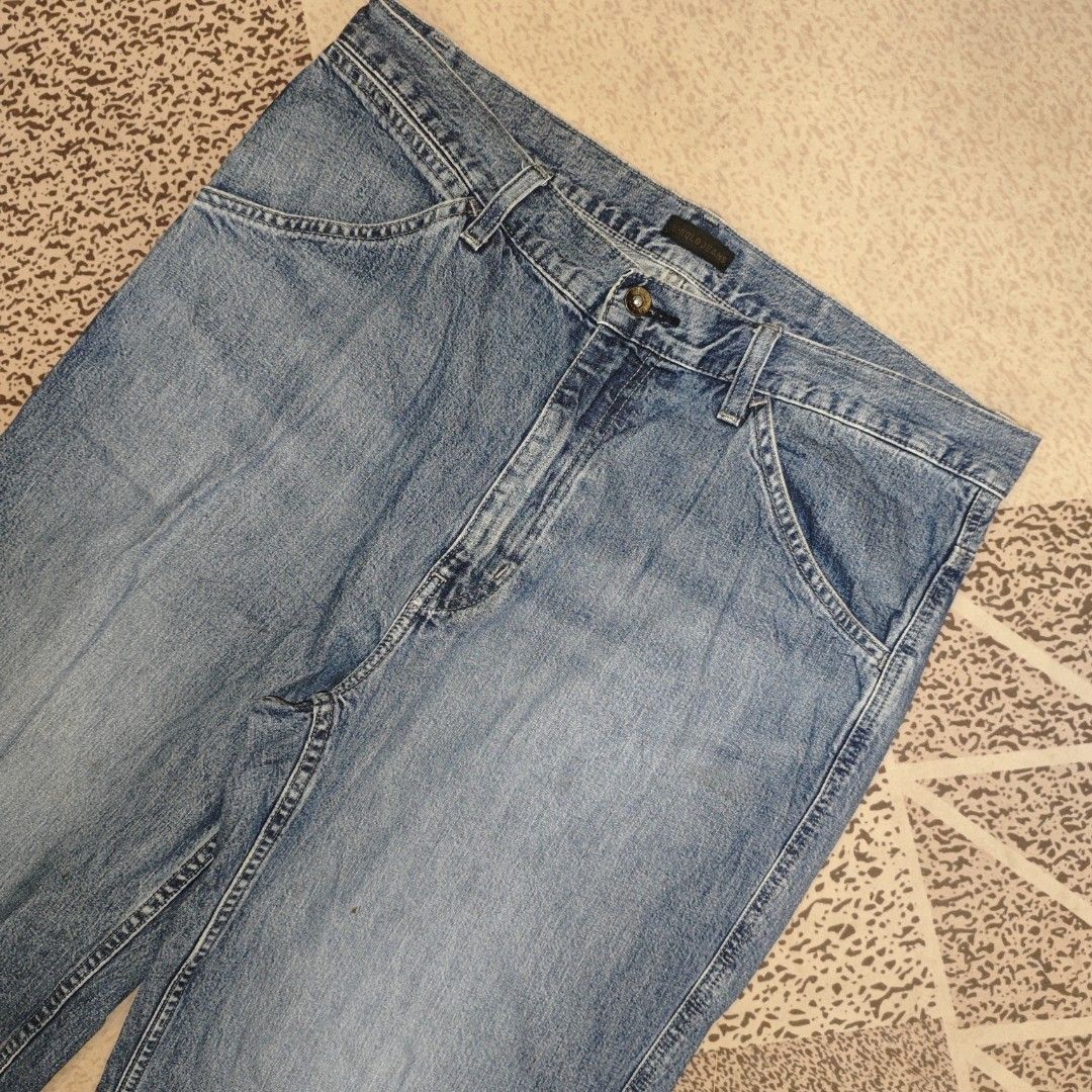 UNIQLO Wide Taper Jeans (Category: Jeans) located in Tanay. Submitted by polothriftedit (Listing ID 1457076698, Image 2). Description: Issue: see last pic, needs wash only Still in excellent condition No major flaws YKK zipper No loose stitches, no distressing dimes: waist: 34" on tag (36" sa medida) total length: 42.5" inseam: 30" thigh: 14" hem: 8.25".
