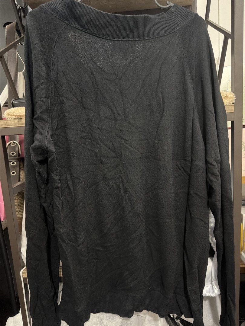 Universal Thread Black V-Neck Long Sleeve Sweater Size M (Category: Longsleeves) located in Manila. Submitted by mycloset_saab (Listing ID 1457035270, Image 2). Description: Selling my preloved Universal Thread Black V-Neck Long Sleeve Sweater Size M - Rfs: decluttering - Super soft and baggy - actual medida measurements, L28"xW22" No to low ballers No to third party transactions, i only sell to direct buyers. Please no to last price queries, off