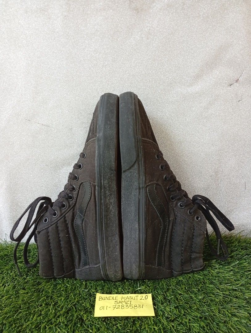 VANS (Category: Sneakers) located in Pasir Mas. Submitted by mdsamzi (Listing ID 1457002607, Image 3). Description: VANS 7.5 uk / 26.5 cm kondisi 👍 tapak penuh & masih lembut Rm50 free pos semenanjung shj OII.7283.5831.
