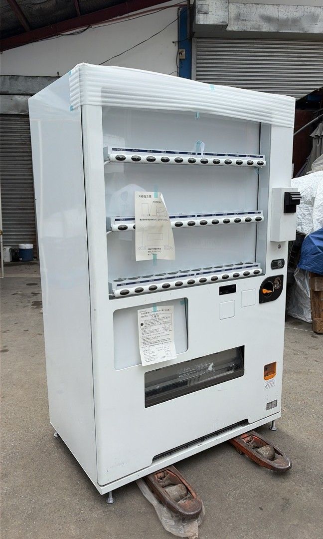 Vendo Machine (Category: Beverages) located in Paranaque City. Submitted by ivy69425 (Listing ID 1456975782, Image 1). Description: Brand: SANDEN Made in Japan.